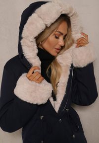 Renee - Granatowa Kurtka Parka o Klasycznym Kroju z Kapturem i Futrem z Możliwością Odpięcia Ninnorina. Typ kołnierza: kaptur. Kolor: niebieski. Materiał: futro. Sezon: zima. Styl: klasyczny #5