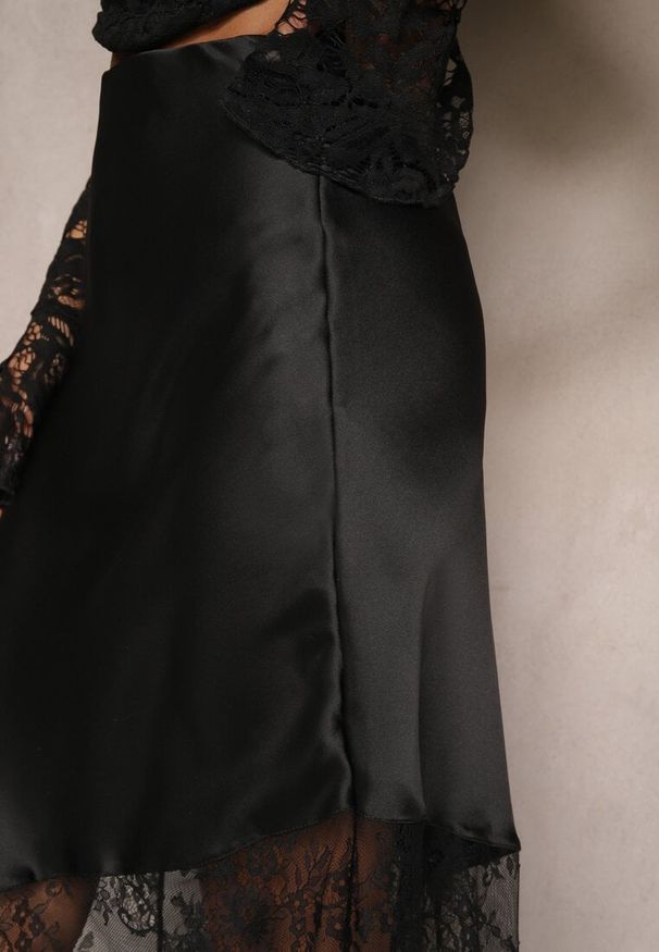 Renee - Czarna Koktajlowa Spódnica z Satyny z Koronką Avelori. Kolor: czarny. Materiał: satyna, koronka. Wzór: koronka. Styl: wizytowy