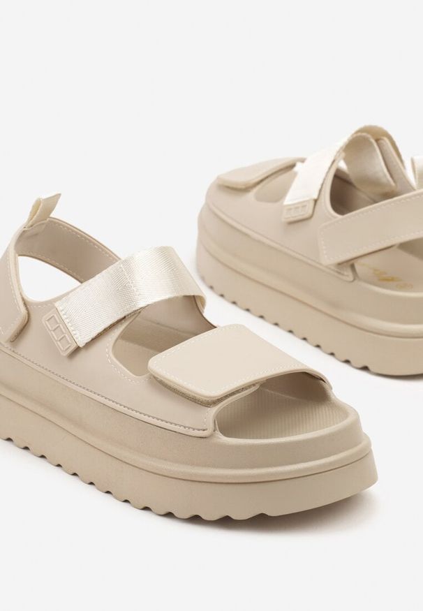 Renee - Beżowe Sandały na Tłoczonej Platformie Galenola. Okazja: na imprezę, na co dzień. Zapięcie: sprzączka. Kolor: beżowy. Wzór: aplikacja. Sezon: lato. Obcas: na platformie. Styl: casual. Wysokość obcasa: średni