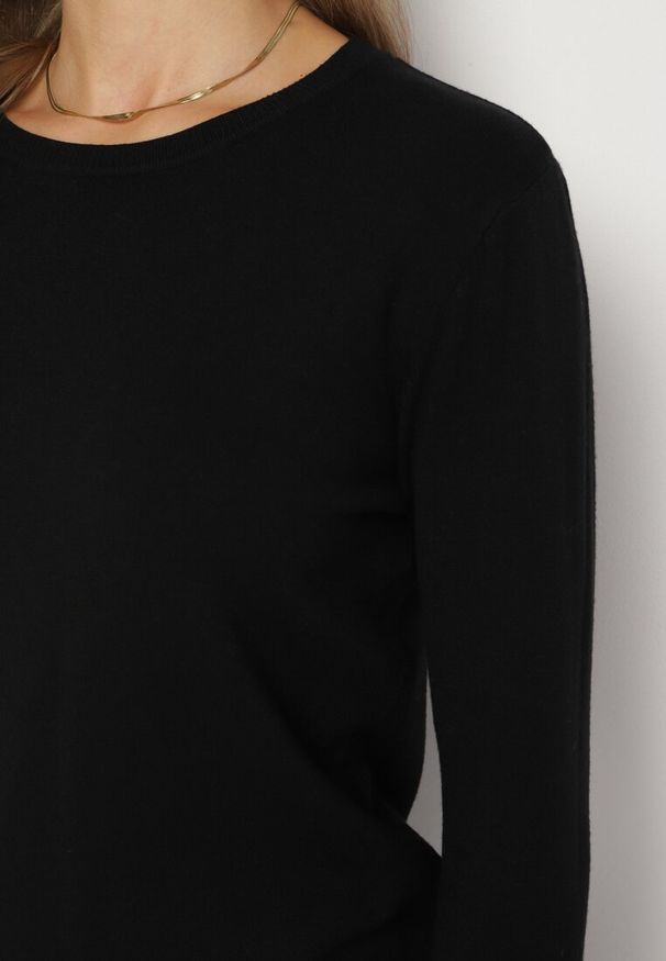 Born2be - Czarny Casualowy Sweter o Klasycznym Kroju z Wełną i Kaszmirem Dailithra. Okazja: na co dzień. Kolor: czarny. Materiał: wełna, kaszmir. Wzór: aplikacja. Styl: casual, klasyczny