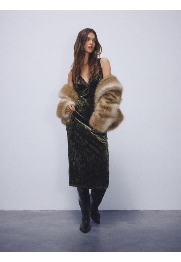 Reserved - Welurowa sukienka midi - zielony. Kolor: zielony. Materiał: welur. Typ sukienki: proste. Długość: midi