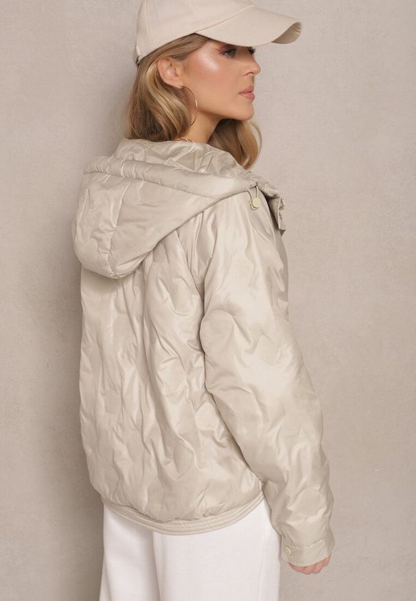 Renee - Beżowa Pikowana Kurtka w Stylu Utility z Kapturem Hiredia. Okazja: na co dzień. Typ kołnierza: kaptur. Kolor: beżowy. Materiał: jeans. Styl: casual, elegancki
