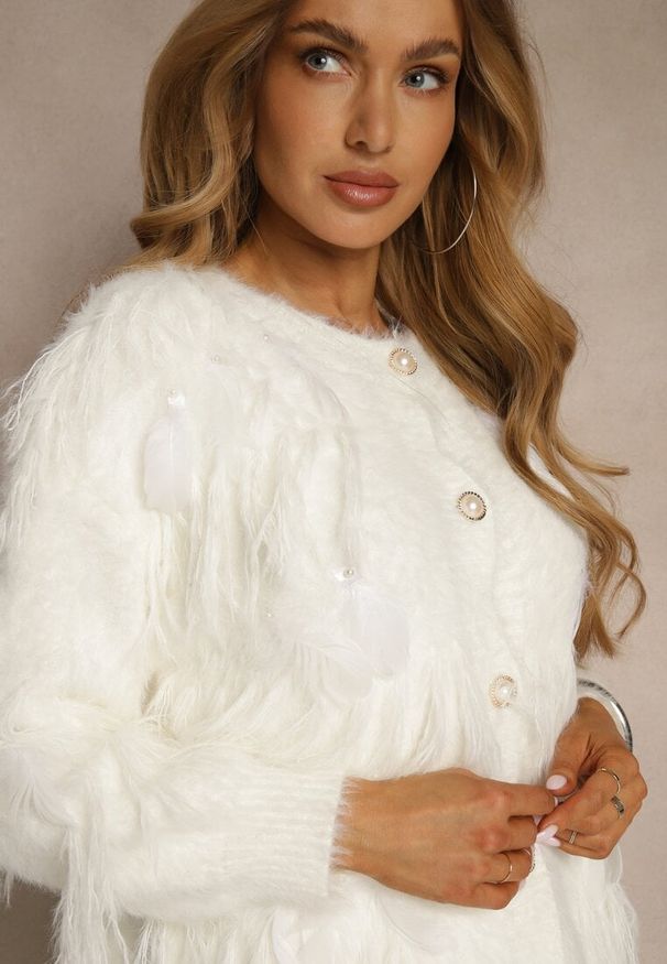 Renee - Jasnobeżowy Kardigan w Eleganckim Stylu z Imitacją Piór i Perłowymi Guzikami Nessea. Kolor: beżowy. Materiał: wełna, satyna, jeans. Styl: elegancki