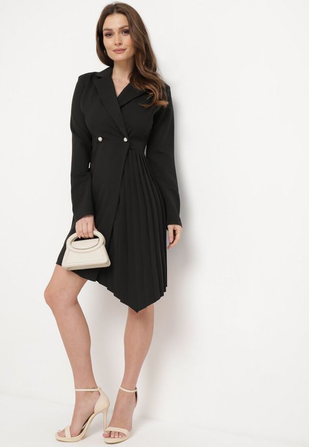 Born2be - Czarna Rozkloszowana Sukienka Mini z Kopertową Górą i Plisami na Dole Lontasa. Kolor: czarny. Typ sukienki: kopertowe. Styl: elegancki. Długość: mini