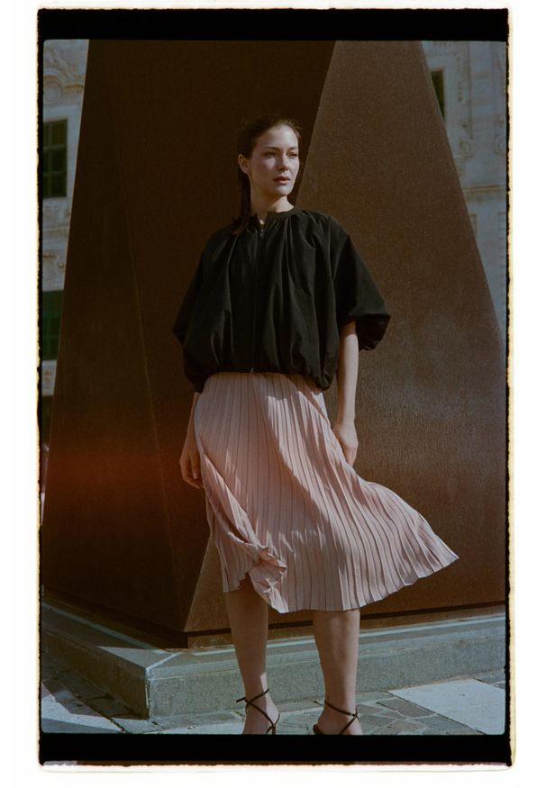 MOODO - Plisowana spódnica beżowa. Kolor: beżowy. Materiał: poliester