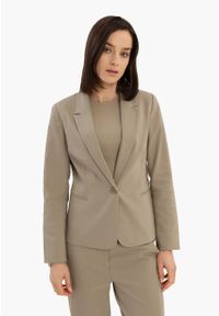 Volcano - Beżowa marynarka JB-MALIRA. Okazja: na co dzień. Kolor: beżowy. Materiał: elastan, poliamid, materiał, bawełna, jeans. Długość: krótkie. Wzór: gładki. Styl: casual, elegancki, klasyczny #1