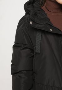 Born2be - Czarna Pikowana Kurtka o Długim Pudełkowym Kroju z Kapturem i Kieszeniami Attesina. Okazja: na co dzień. Typ kołnierza: kaptur. Kolor: czarny. Materiał: wełna, jeans. Długość: długie. Sezon: zima. Styl: klasyczny, casual, elegancki #6