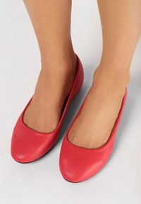 Born2be - Czerwone Balerinki Ikolevia. Nosek buta: okrągły. Kolor: czerwony. Sezon: lato. Obcas: na koturnie. Styl: klasyczny. Wysokość obcasa: średni #2