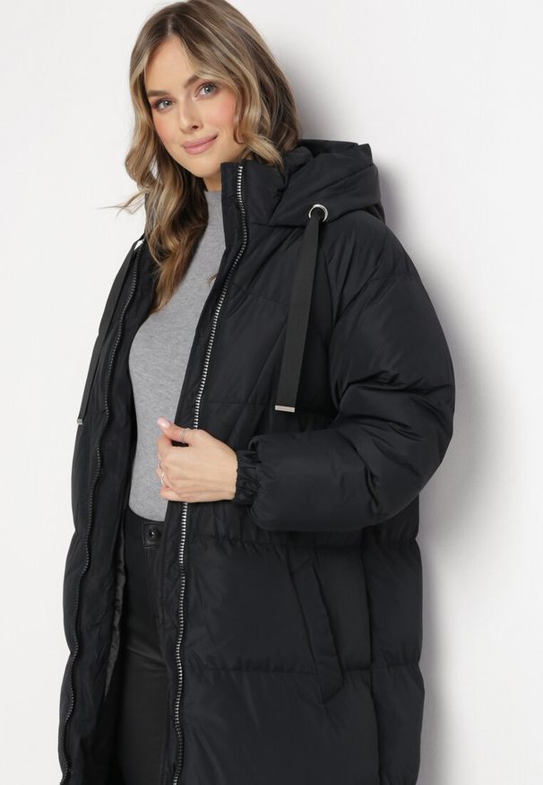 Born2be - Czarna Długa Kurtka Pikowana Płaszcz na Zamek z Kapturem Lesea. Okazja: na co dzień. Typ kołnierza: kaptur. Kolor: czarny. Materiał: dzianina, jeans. Długość: długie. Styl: casual, elegancki