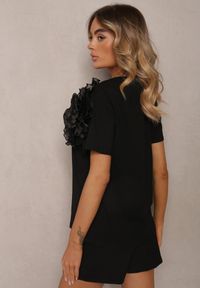 Renee - Czarny Bawełniany T-shirt z Krótkim Rękawem i Ozdobnym Kwiatem Krissas. Okazja: na co dzień, na spotkanie biznesowe, do pracy. Kolor: czarny. Materiał: bawełna. Długość rękawa: krótki rękaw. Długość: krótkie. Wzór: kwiaty. Styl: biznesowy, elegancki, casual #3