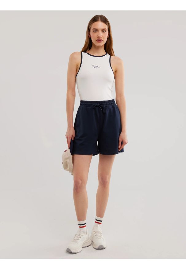 Big-Star - Koszulka damska slim na ramiączkach z kontrastowym wykoŅczeniem biała Arisa 100. Kolor: biały. Materiał: prążkowany, materiał, jeans. Długość rękawa: na ramiączkach. Wzór: haft. Sezon: lato