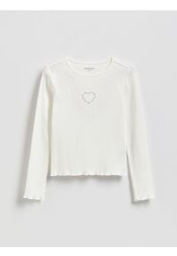 Reserved - Prążkowana koszulka z aplikacją - złamana biel. Materiał: prążkowany. Wzór: aplikacja #1