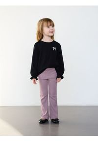 Reserved - Spodnie flare w prążki - fioletowy. Kolor: fioletowy. Materiał: prążkowany, bawełna, dzianina. Wzór: prążki #1