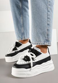 Renee - Czarno-Białe Sneakersy na Platformie z Koralikami Amovanna. Okazja: na co dzień. Kolor: czarny. Materiał: jeans. Wzór: aplikacja. Obcas: na platformie #5