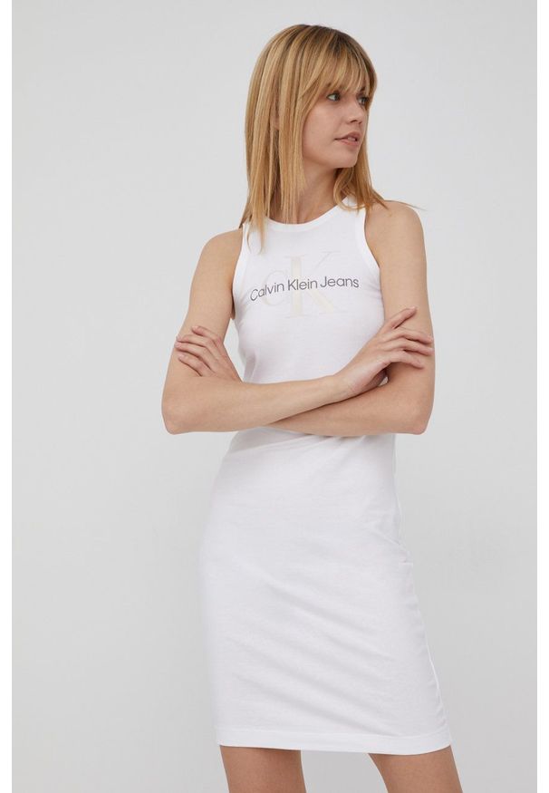Calvin Klein Jeans sukienka kolor biały mini prosta. Okazja: na co dzień. Kolor: biały. Materiał: dzianina. Długość rękawa: na ramiączkach. Wzór: nadruk. Typ sukienki: proste. Styl: casual. Długość: mini