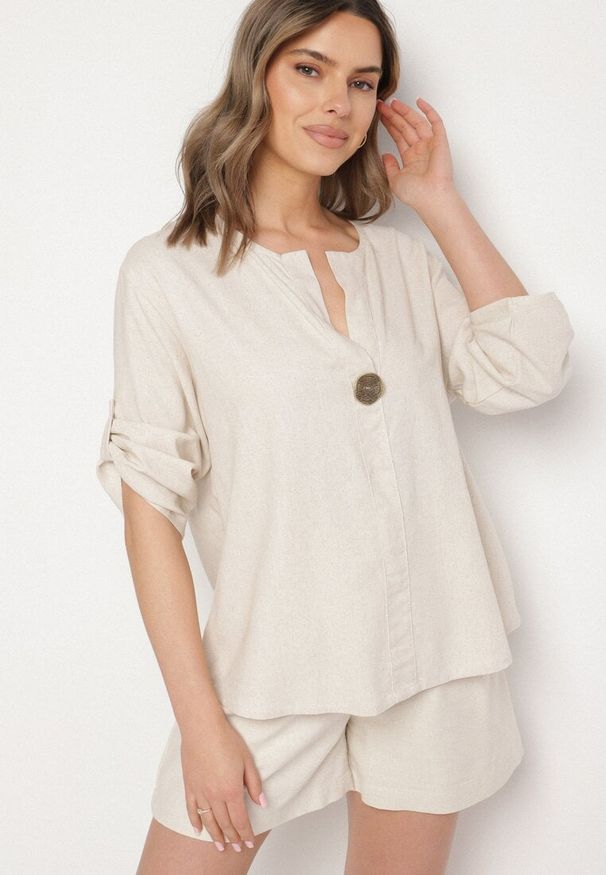 Born2be - Jasnobeżowa Bluzka z Lnem o Kroju Oversize Zdobiona Metaliczną Aplikacją Soffie. Okazja: na co dzień. Typ kołnierza: dekolt w serek. Kolor: beżowy. Materiał: len. Wzór: aplikacja. Styl: casual, klasyczny