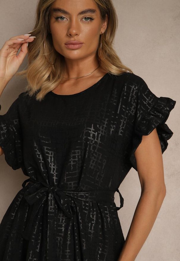 Renee - Czarna Sukienka z Paskiem i Falbankami przy Rękawach Folunelle. Okazja: na co dzień. Typ kołnierza: kołnierz z falbankami. Kolor: czarny. Styl: elegancki, klasyczny, casual