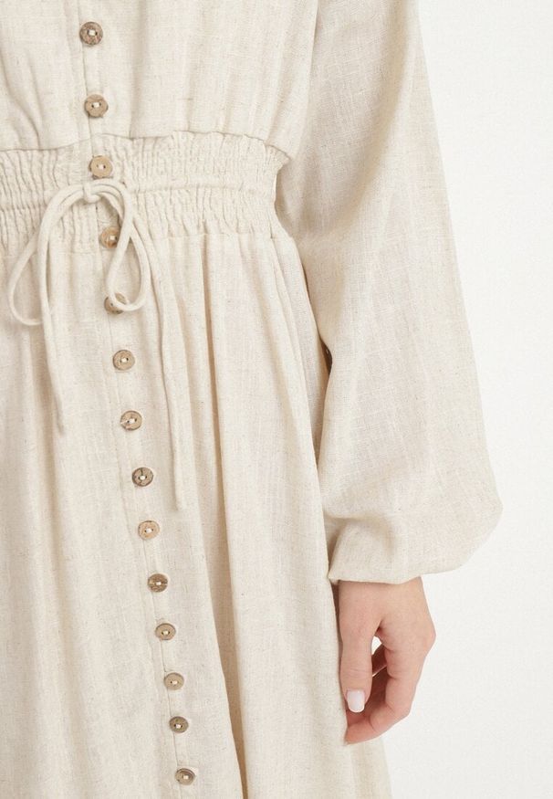 Born2be - Jasnobeżowa Rozkloszowana Sukienka z Lnem i Wiskozą Zdobiona Guzikami Maitiella. Okazja: na co dzień. Typ kołnierza: dekolt w kształcie V. Kolor: beżowy. Materiał: wiskoza, len. Długość rękawa: długi rękaw. Wzór: aplikacja. Sezon: wiosna, lato. Styl: casual, elegancki