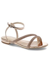 Różowe Sandały Bayla Eleganckie Płaskie Buty. Okazja: na imprezę, na spacer, na ślub cywilny, na wesele. Zapięcie: pasek. Kolor: różowy. Wzór: paski, aplikacja. Materiał: lakier, skóra ekologiczna. Sezon: lato. Obcas: na obcasie. Styl: elegancki. Wysokość obcasa: niski