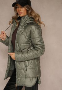 Renee - Zielona Przejściowa Kurtka z Pikowanymi Przeszyciami Kapturem i Suwakami Taranessa. Okazja: na imprezę, na co dzień. Kolor: zielony. Materiał: dzianina, jeans. Styl: elegancki, casual, klasyczny #4