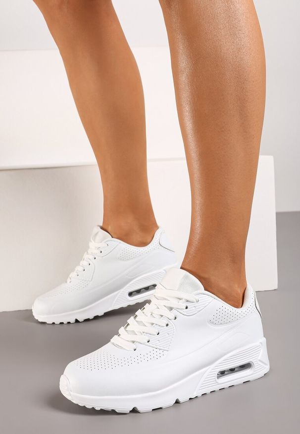 Born2be - Białe Klasyczne Płaskie Sneakersy z Ozdobną Podeszwą i Perforacją Dinelia. Nosek buta: okrągły. Zapięcie: sznurówki. Kolor: biały. Materiał: materiał. Obcas: na obcasie. Wysokość obcasa: niski
