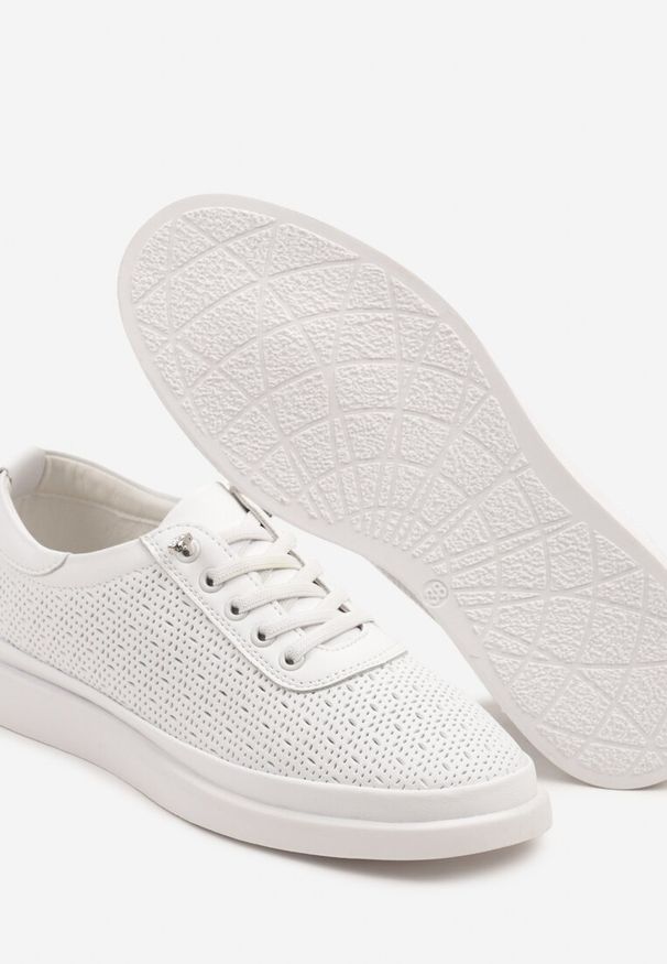 Born2be - Białe Skórzane Sneakersy Ozdobione Aplikacją i Perforacją Taneorisa. Okazja: na co dzień. Kolor: biały. Materiał: skóra. Wzór: aplikacja