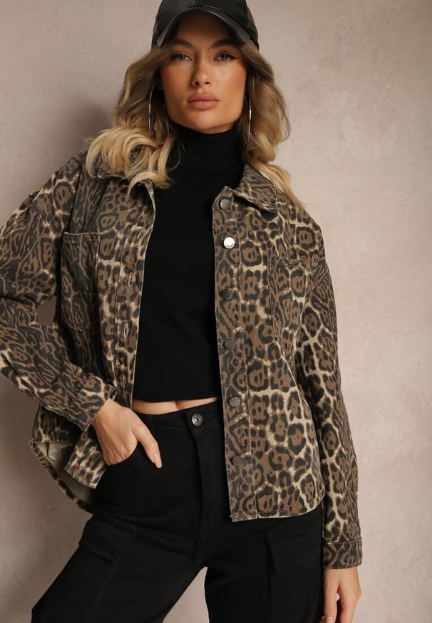 Renee - Brązowa Koszulowa Kurtka Jeansowa w Panterkę Cesira. Okazja: na co dzień. Kolor: brązowy. Materiał: jeans. Wzór: motyw zwierzęcy. Styl: elegancki, casual