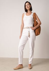 Born2be - Białe Bawełniano-Wiskozowe Jeansy Mom Fit z Dodatkowym Paskiem Papheilise. Okazja: na co dzień, na spotkanie biznesowe, do pracy. Kolor: biały. Styl: casual, biznesowy, elegancki, klasyczny #1