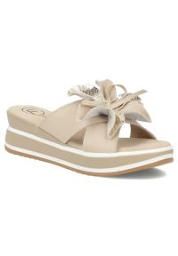 Skórzane klapki damskie na koturnie z kwiatem beżowe Filippo DK7636. Kolor: beżowy. Materiał: skóra. Wzór: kwiaty. Sezon: lato. Obcas: na koturnie #1