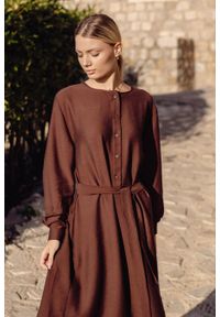 Infinite You - Elegancka sukienka rozkloszowana z długim rękawem brązowa. Kolor: zielony, brązowy. Długość rękawa: długi rękaw. Styl: elegancki #7