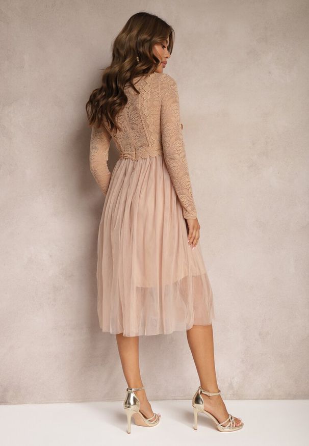 Renee - Ciemnobeżowa Elegancka Tiulowa Sukienka o Rozkloszowanym Kroju z Koronką Samelba. Okazja: na imprezę. Kolor: beżowy. Materiał: tiul, koronka. Wzór: koronka. Styl: elegancki