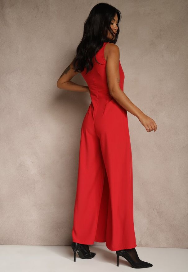 Renee - Czerwony Taliowany Kombinezon Ozdobiony Zakładkami Berinola. Okazja: na imprezę. Kolor: czerwony. Wzór: aplikacja. Styl: elegancki