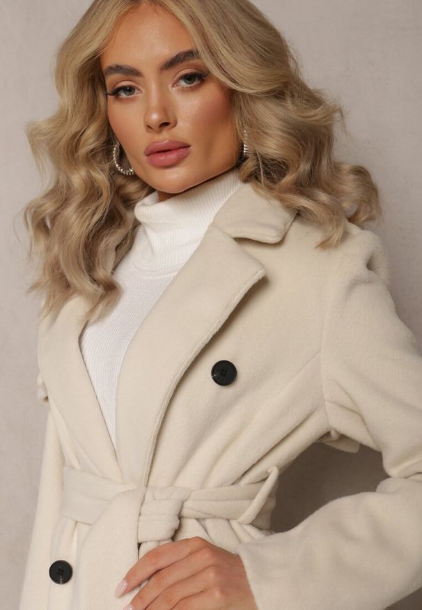 Renee - Jasnobeżowy Dwurzędowy Płaszcz z Wiskozy z Paskiem w Talii Beluna. Okazja: na co dzień. Kolor: beżowy. Materiał: wiskoza. Styl: casual
