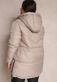 Renee - Beżowa Kurtka Pikowana Sabrino. Kolekcja: plus size. Kolor: beżowy. Materiał: materiał. Długość rękawa: długi rękaw. Długość: długie #5
