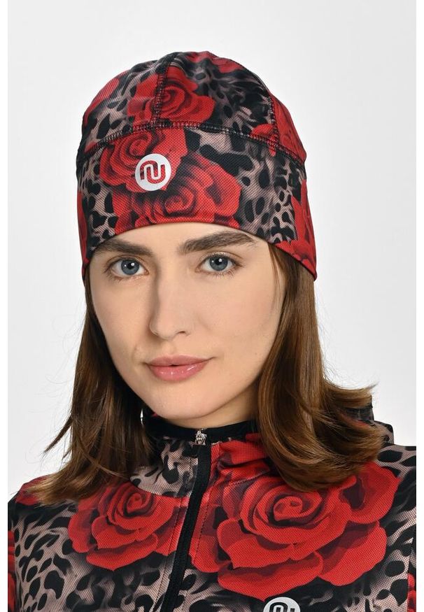NESSI SPORTSWEAR - Czapka krótka ocieplana Unisex Nessi Sportswear. Kolor: czerwony. Styl: sportowy