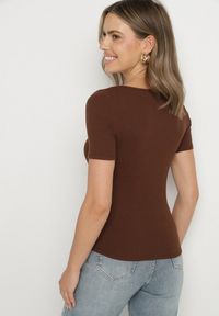 Born2be - Brązowy Prążkowany T-shirt z Bawełny Ozdobiony Guzikami Tasavia. Okazja: na co dzień. Kolor: brązowy. Materiał: prążkowany, bawełna. Wzór: aplikacja. Styl: klasyczny, casual #3