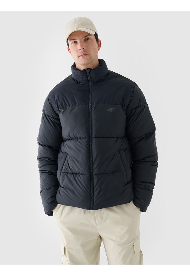 4f - 4F Kurtka puchowa z syntetycznym wypełnieniem męska - czarna M. Okazja: na co dzień. Typ kołnierza: kołnierzyk stójkowy. Kolor: czarny. Materiał: syntetyk, puch. Długość: długie. Wzór: gładki. Sezon: zima. Styl: casual, klasyczny, sportowy