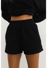 Marsala - Szorty z dzianiny o DELIKATNEJ STRUKTURZE w kolorze TOTALLY BLACK - LE PETIT-M. Okazja: na co dzień. Stan: podwyższony. Kolor: czarny. Materiał: dzianina. Styl: sportowy, casual