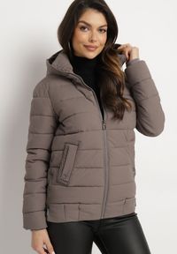 Born2be - Ciemnobeżowa Pikowana Kurtka ze Ściągaczem w Pasie i Odpinanym Kapturem Valentissa. Okazja: na co dzień. Kolor: beżowy. Materiał: jeans. Styl: klasyczny, casual