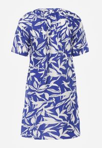 Born2be - Niebieska Pudełkowa Sukienka z Wiskozy w Roślinny Wzór z Guzikami przy Dekolcie Acosia. Okazja: na co dzień. Kolekcja: plus size. Kolor: niebieski. Materiał: wiskoza. Typ sukienki: proste, dla puszystych. Styl: elegancki, klasyczny, casual #2