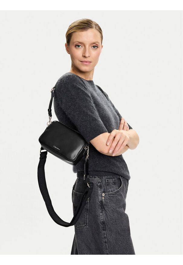 Calvin Klein Torebka Webbing Double Strap Camera Bag LV04F3165G Czarny. Kolor: czarny. Materiał: skórzane