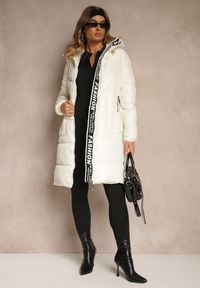 Renee - Biała Pikowana Kurtka o Długim Kroju z Kapturem Zdobiona Taśmą z Napisami Galiadea. Okazja: do pracy, na co dzień, na spotkanie biznesowe. Typ kołnierza: kaptur. Kolor: biały. Materiał: poliester. Długość: długie. Wzór: aplikacja, napisy. Styl: casual, elegancki, biznesowy #4