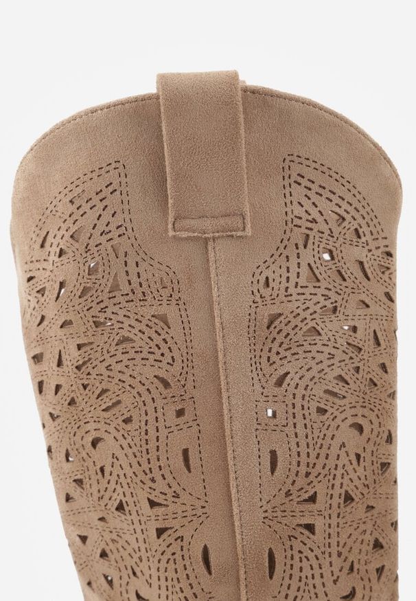 Renee - Ciemnobeżowe Ażurowe Kozaki Typu Kowbojki na Stożkowym Obcasie Antastus. Kolor: beżowy. Materiał: zamsz. Wzór: ażurowy. Obcas: na obcasie. Styl: boho. Wysokość obcasa: średni