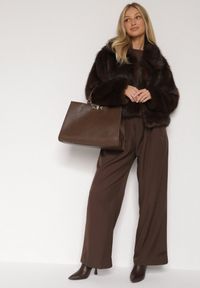 Born2be - Brązowa Krótka Kurtka Futerko z Kołnierzem Anantia. Okazja: do pracy, na co dzień, na randkę. Kolor: brązowy. Materiał: futro. Długość: krótkie. Styl: casual #5