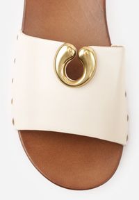 Renee - Beżowe Klapki Ozdobione Nitami i Metaliczną Aplikacją Doviana. Okazja: na co dzień. Kolor: beżowy. Wzór: aplikacja. Styl: casual, boho #8