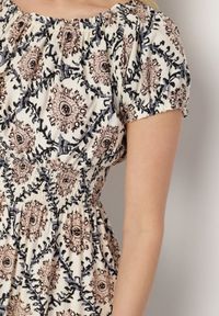 Born2be - Beżowo-Niebieska Sukienka z Bawełną i Bufiastymi Rękawami Revilee. Okazja: na spacer, na co dzień. Kolor: beżowy. Materiał: bawełna. Wzór: aplikacja. Styl: casual, elegancki #4