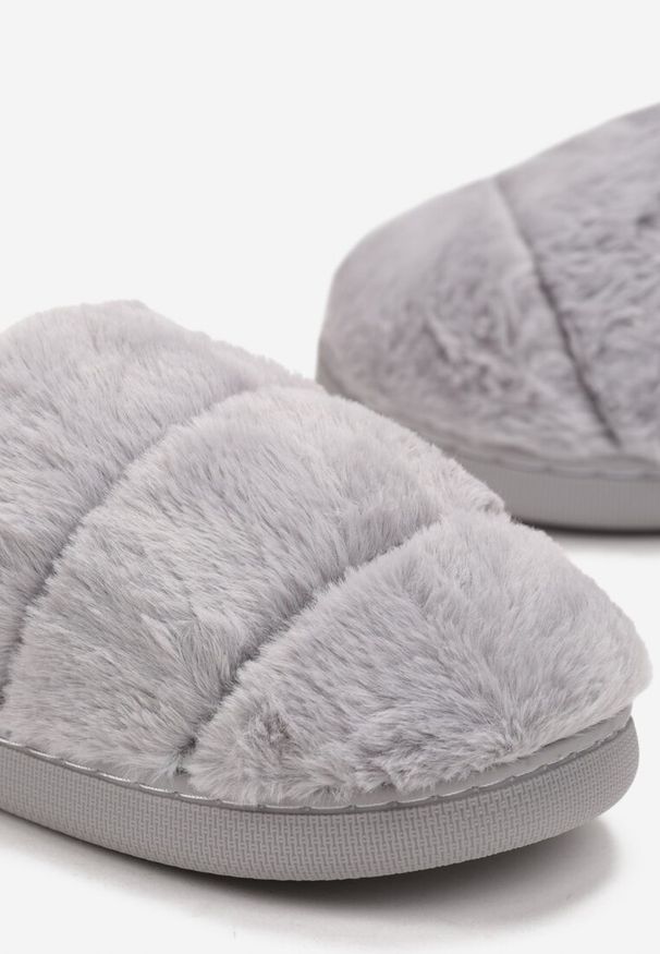 Born2be - Szare Kapcie z Miękkiego Futerka z Zakrytym Noskiem Naveritte. Okazja: do domu, na imprezę. Kolor: szary. Materiał: futro. Obcas: na obcasie. Styl: elegancki. Wysokość obcasa: niski