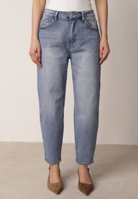 Born2be - Niebieskie Klasyczne Jeansy Mom Fit z Wysokim Stanem z Bawełny Charvielle. Okazja: na co dzień. Stan: podwyższony. Kolekcja: plus size. Kolor: niebieski. Długość: krótkie. Styl: klasyczny #1