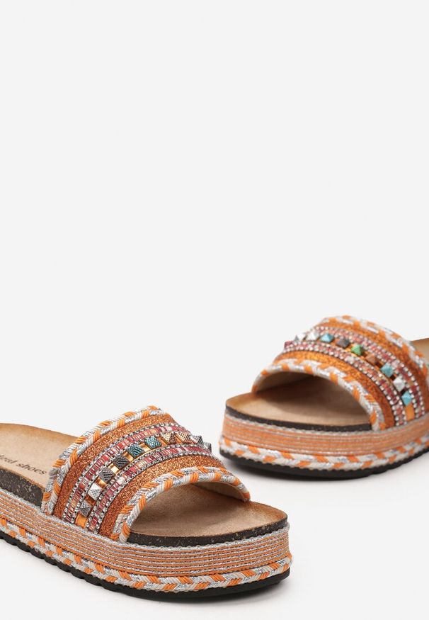 Renee - Pomarańczowe Klapki Boho na Platformie z Plecionką i Szerokim Paskiem z Koralikami Gitasta. Okazja: na co dzień, na spacer. Nosek buta: otwarty. Kolor: pomarańczowy. Wzór: kolorowy. Materiał: len, materiał. Sezon: lato. Obcas: na platformie. Styl: boho. Wysokość obcasa: niski