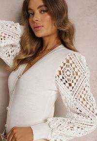 Renee - Biały Kardigan z Ażurowymi Rękawami Leiri. Okazja: na co dzień. Typ kołnierza: dekolt w kształcie V. Kolor: biały. Materiał: wiskoza, jeans, dzianina. Wzór: ażurowy. Styl: casual #3